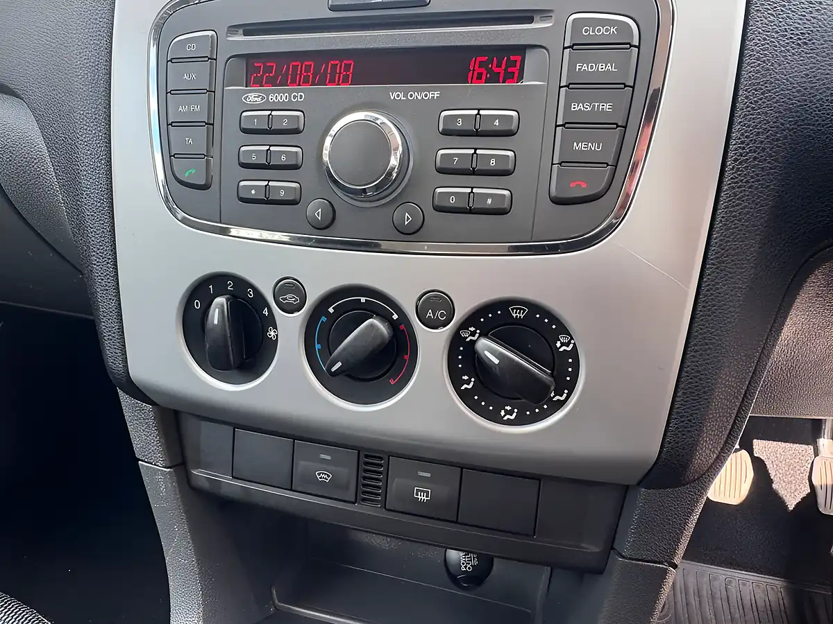 Used 2007 Ford Focus Zetec Climate Silver - Interior and Exterior details 18