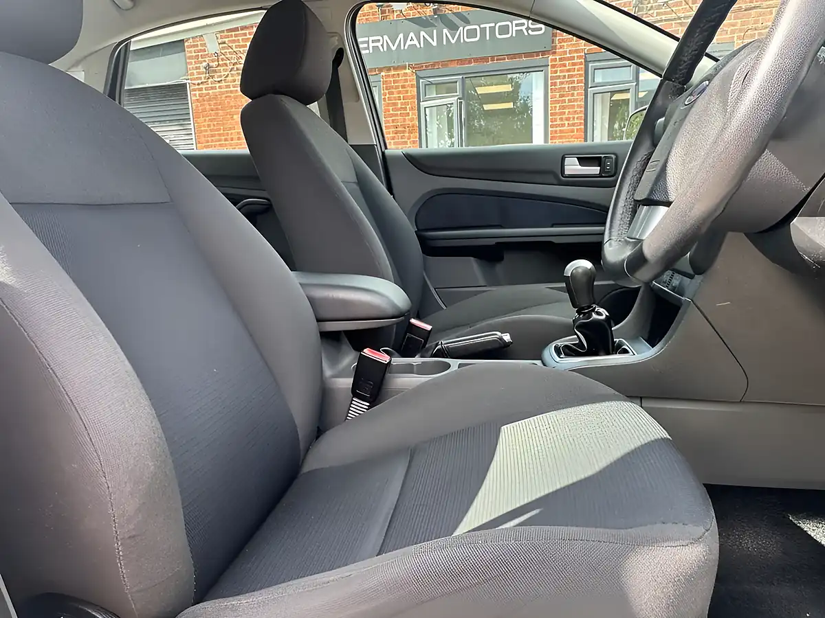 Used 2007 Ford Focus Zetec Climate Silver - Interior and Exterior details 9