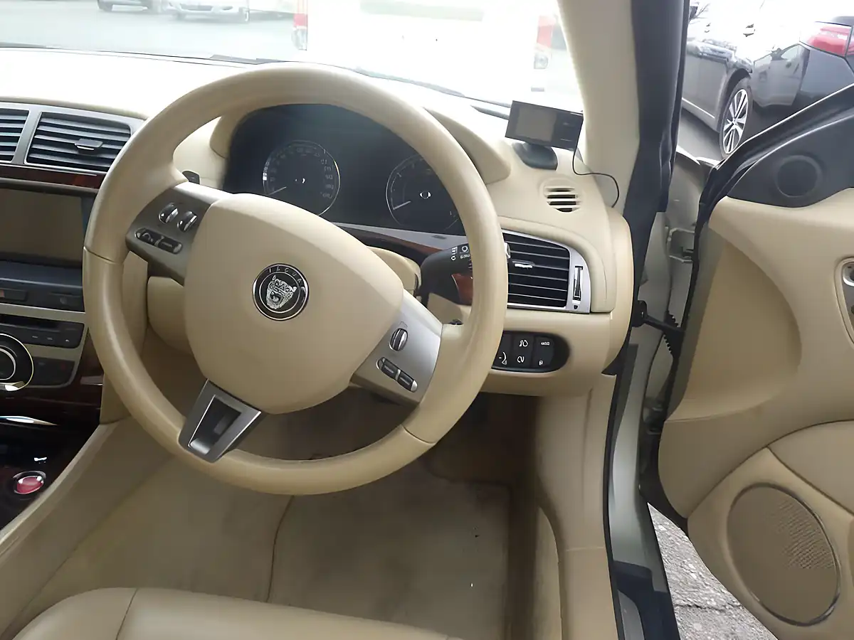 Used 2007 Jaguar Xk Convertible Gold - Interior and Exterior details 6