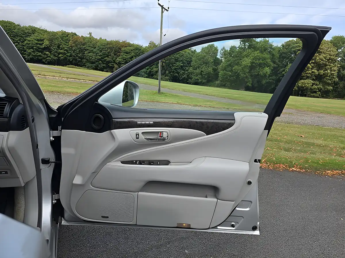 Used 2007 Lexus Ls Se-L Silver - Interior and Exterior details 17