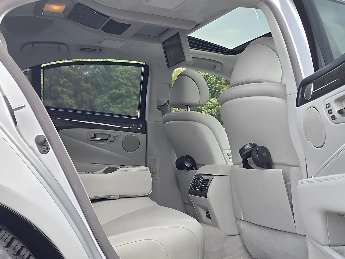 Used 2007 Lexus Ls Se-L Silver - Interior and Exterior details 2