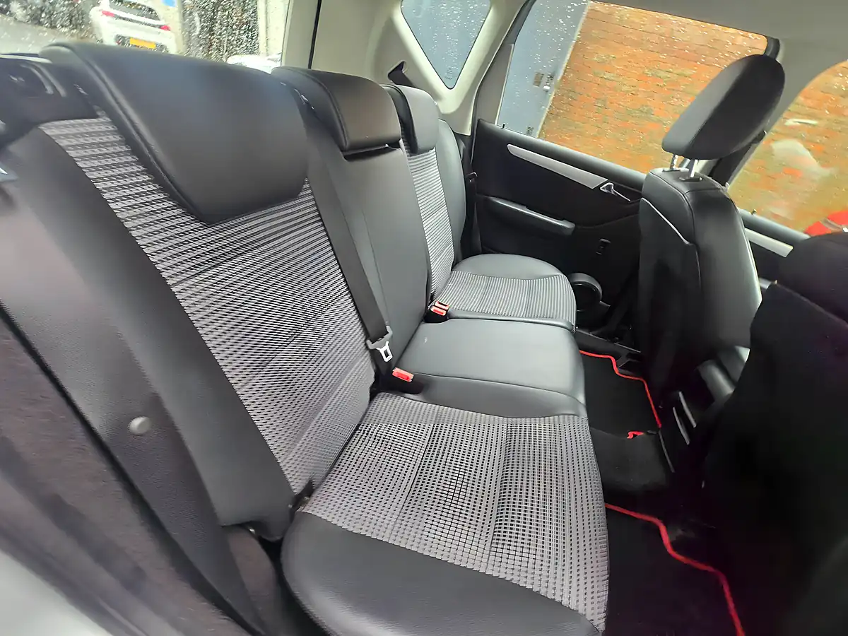 Used 2007 Mercedes a Class Avantgarde Se Silver - Interior and Exterior details 16