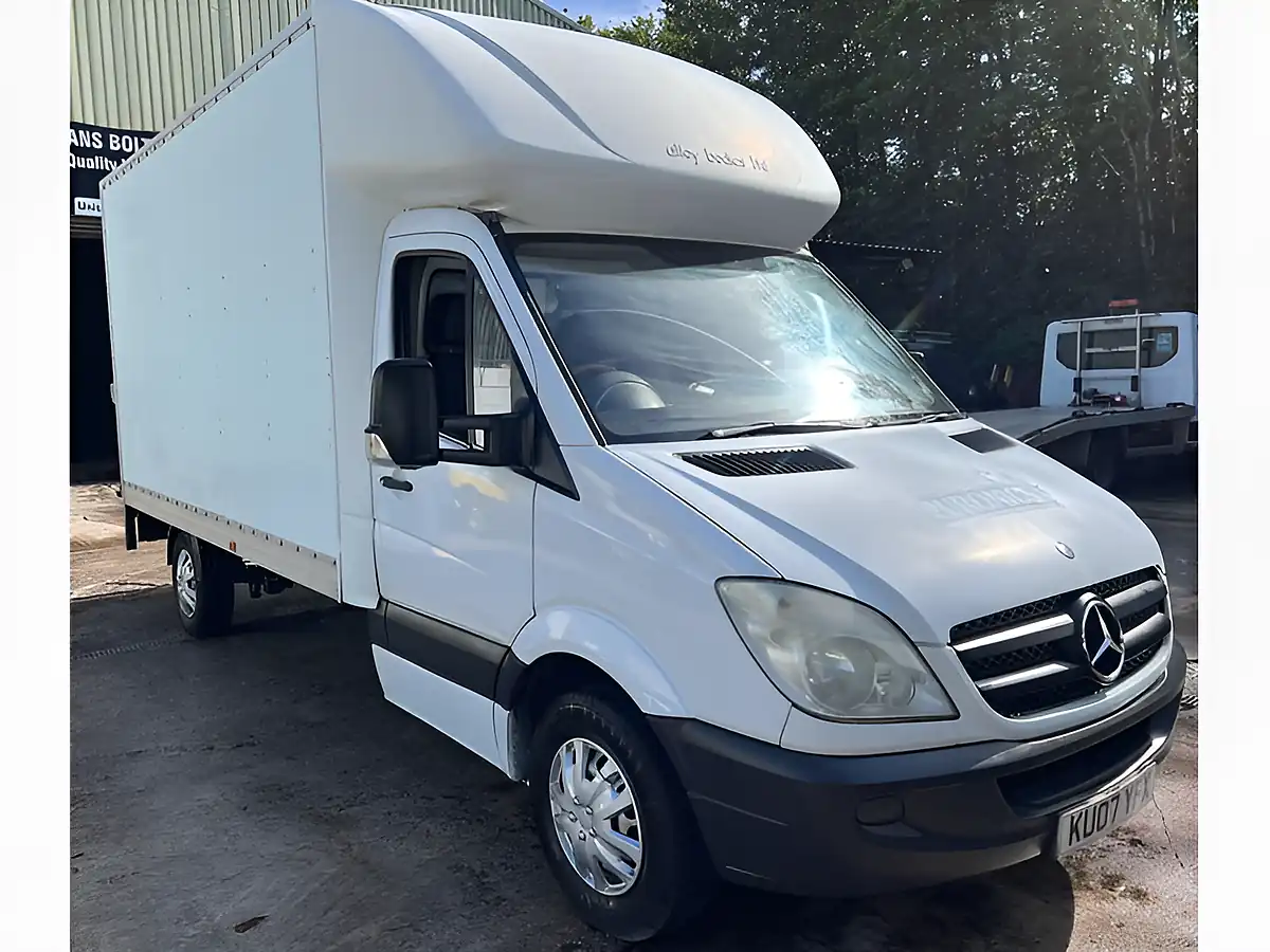 Used 2007 Mercedes-Benz Sprinter Luton White - Interior and Exterior details 2