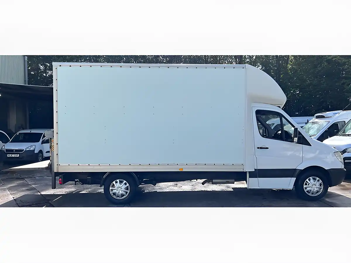 Used 2007 Mercedes-Benz Sprinter Luton White - Interior and Exterior details 8