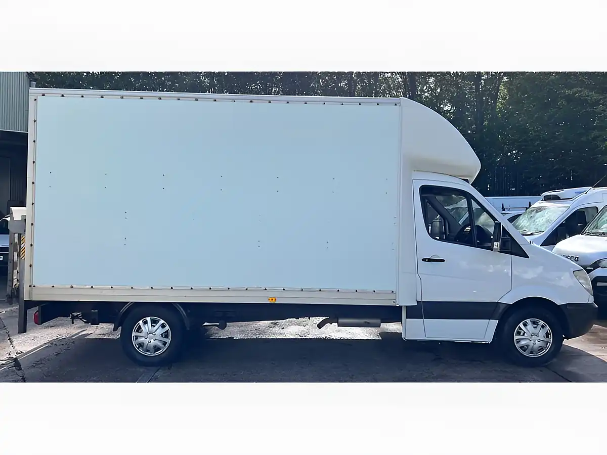 Used 2007 Mercedes-Benz Sprinter Luton White - Interior and Exterior details 9