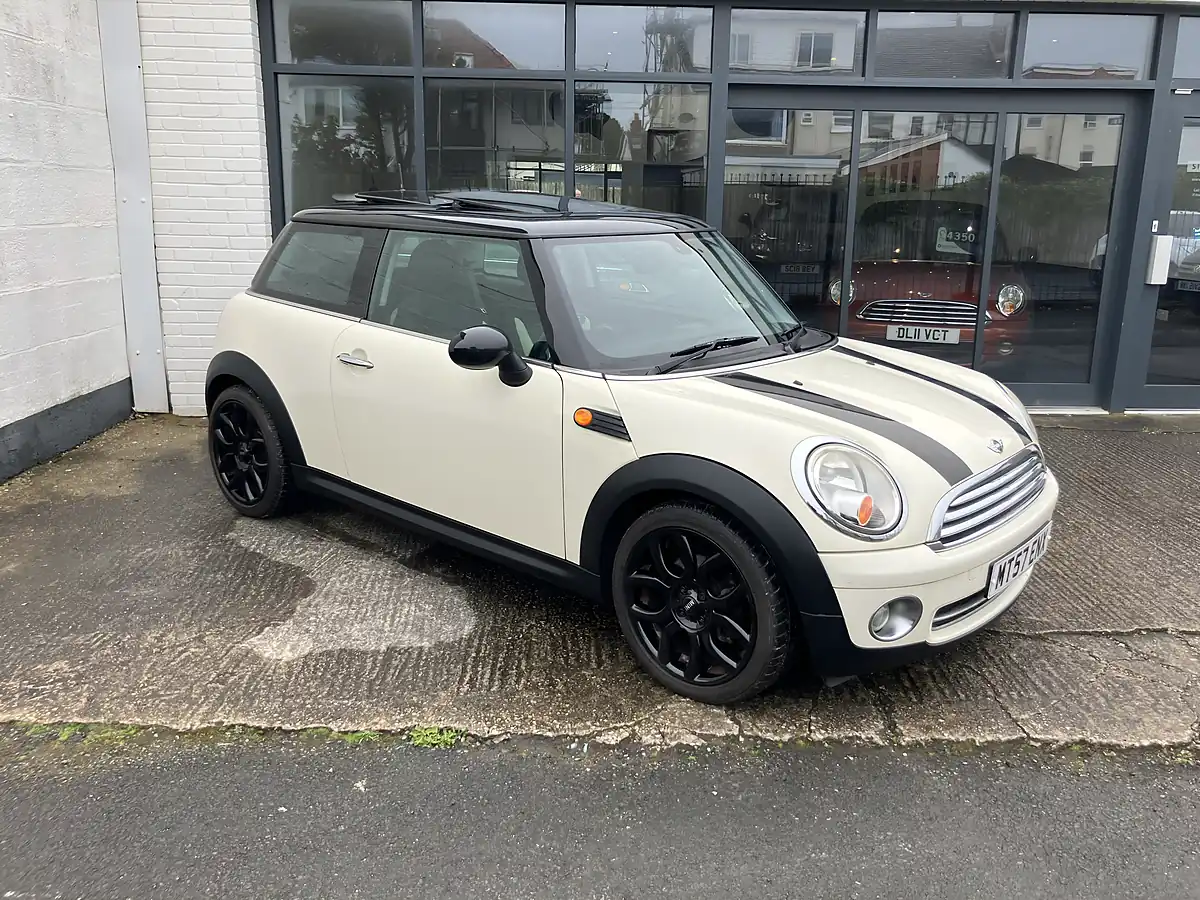 Used 2007 MINI Hatch Cooper (chili Pack) Pepper White - Front View