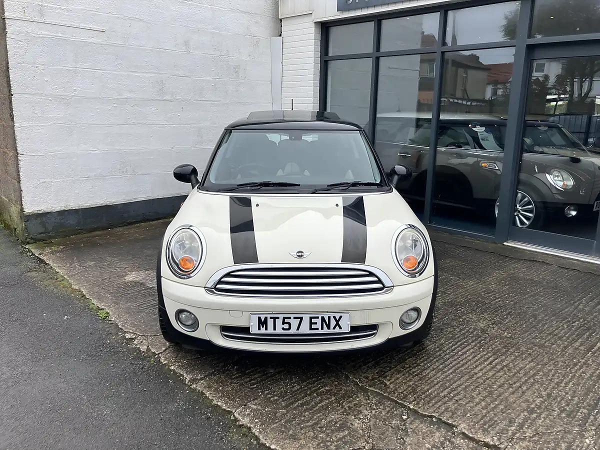 Used 2007 MINI Hatch Cooper (chili Pack) Pepper White - Interior and Exterior details 3