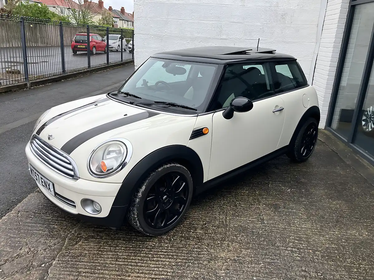 Used 2007 MINI Hatch Cooper (chili Pack) Pepper White - Interior and Exterior details 4
