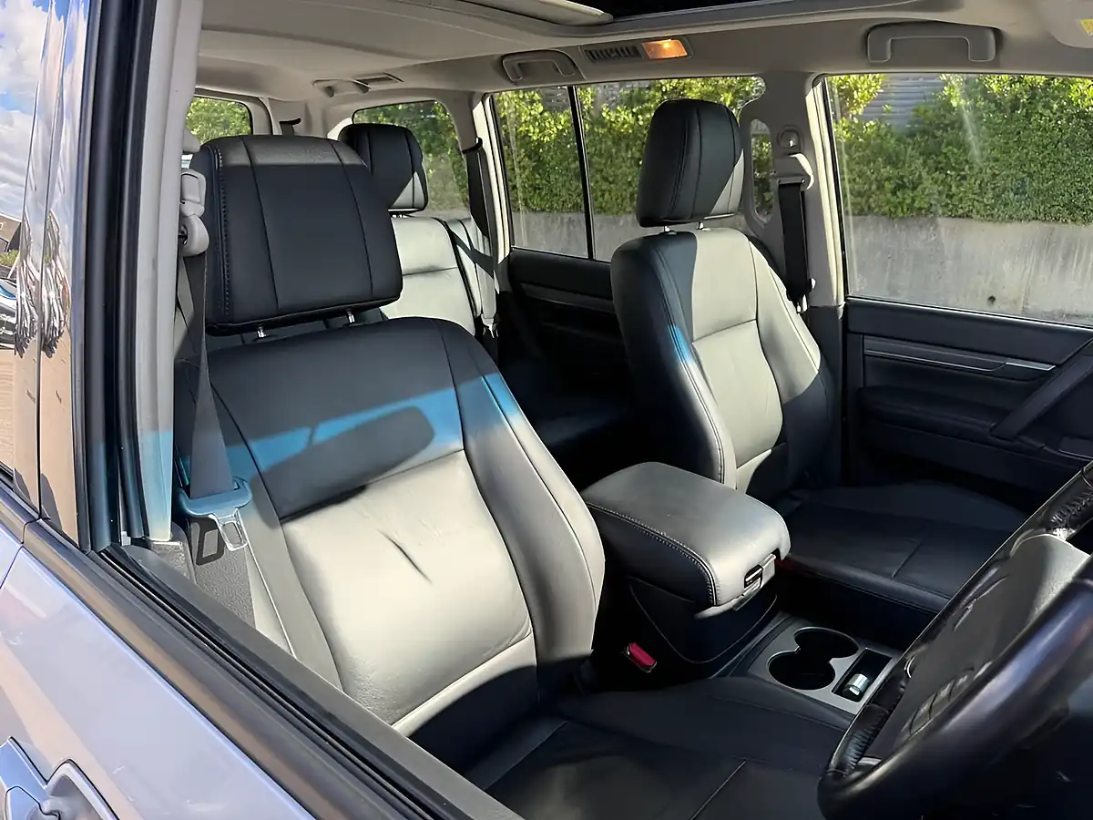Used 2007 Mitsubishi Shogun Elegance Silver - Interior and Exterior details 11