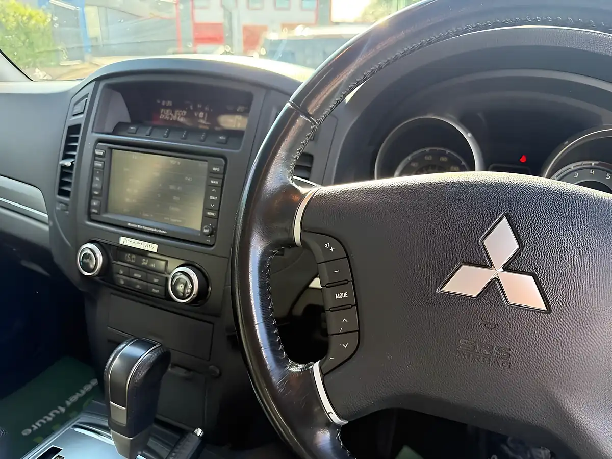 Used 2007 Mitsubishi Shogun Elegance Silver - Interior and Exterior details 13