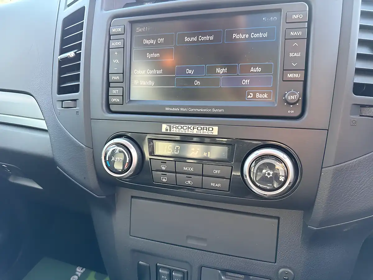 Used 2007 Mitsubishi Shogun Elegance Silver - Interior and Exterior details 16