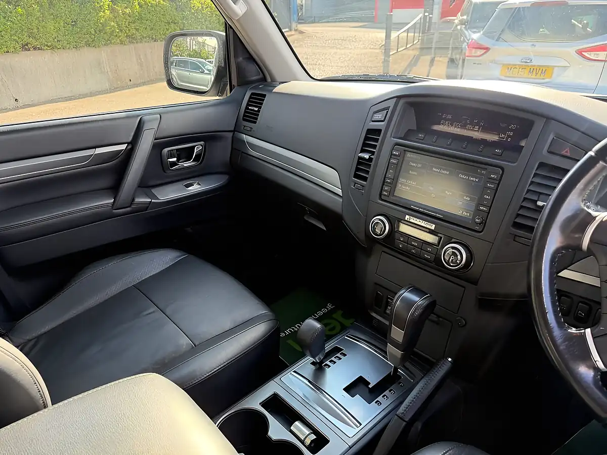 Used 2007 Mitsubishi Shogun Elegance Silver - Interior and Exterior details 17
