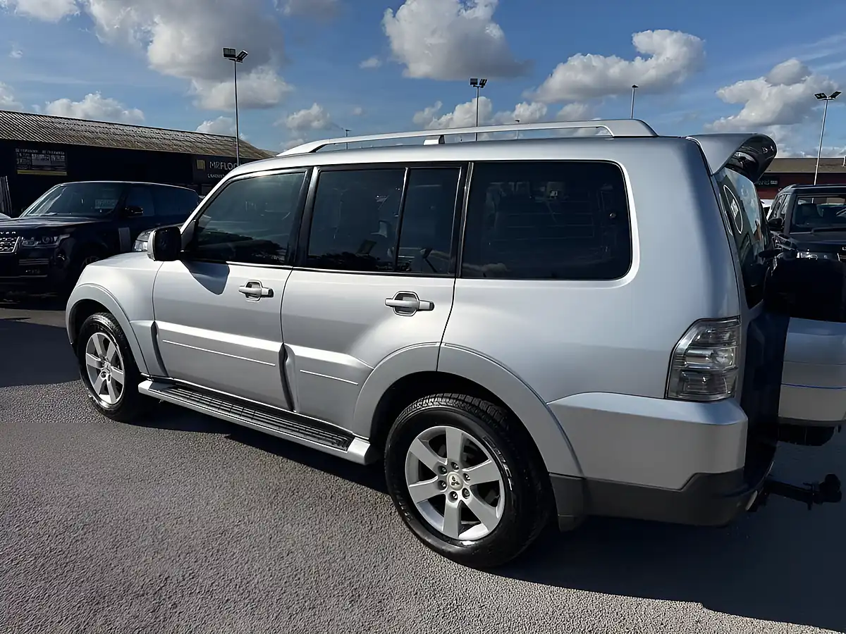 Used 2007 Mitsubishi Shogun Elegance Silver - Interior and Exterior details 4