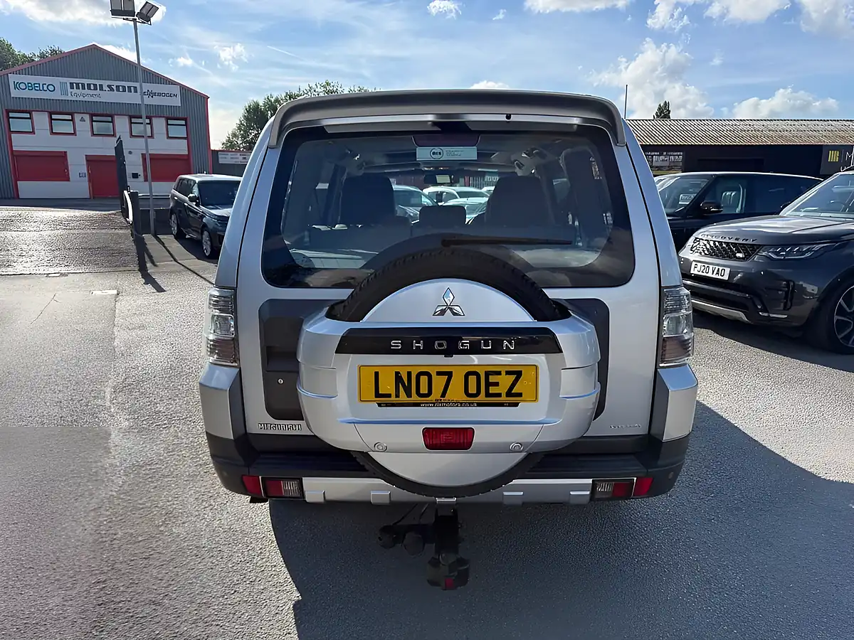 Used 2007 Mitsubishi Shogun Elegance Silver - Interior and Exterior details 6