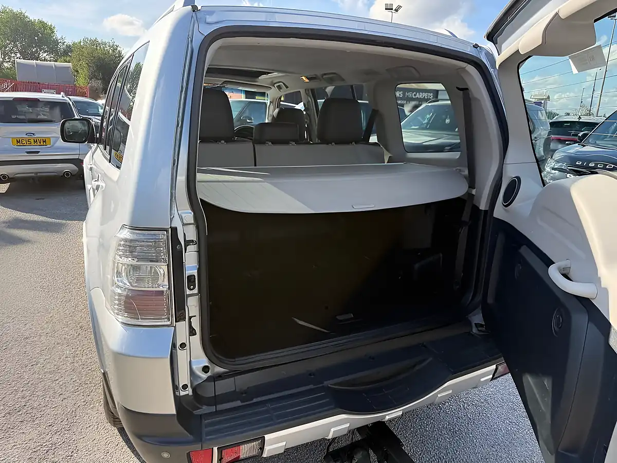 Used 2007 Mitsubishi Shogun Elegance Silver - Interior and Exterior details 7