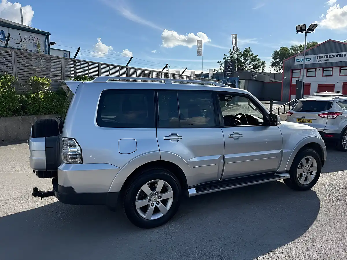Used 2007 Mitsubishi Shogun Elegance Silver - Interior and Exterior details 9