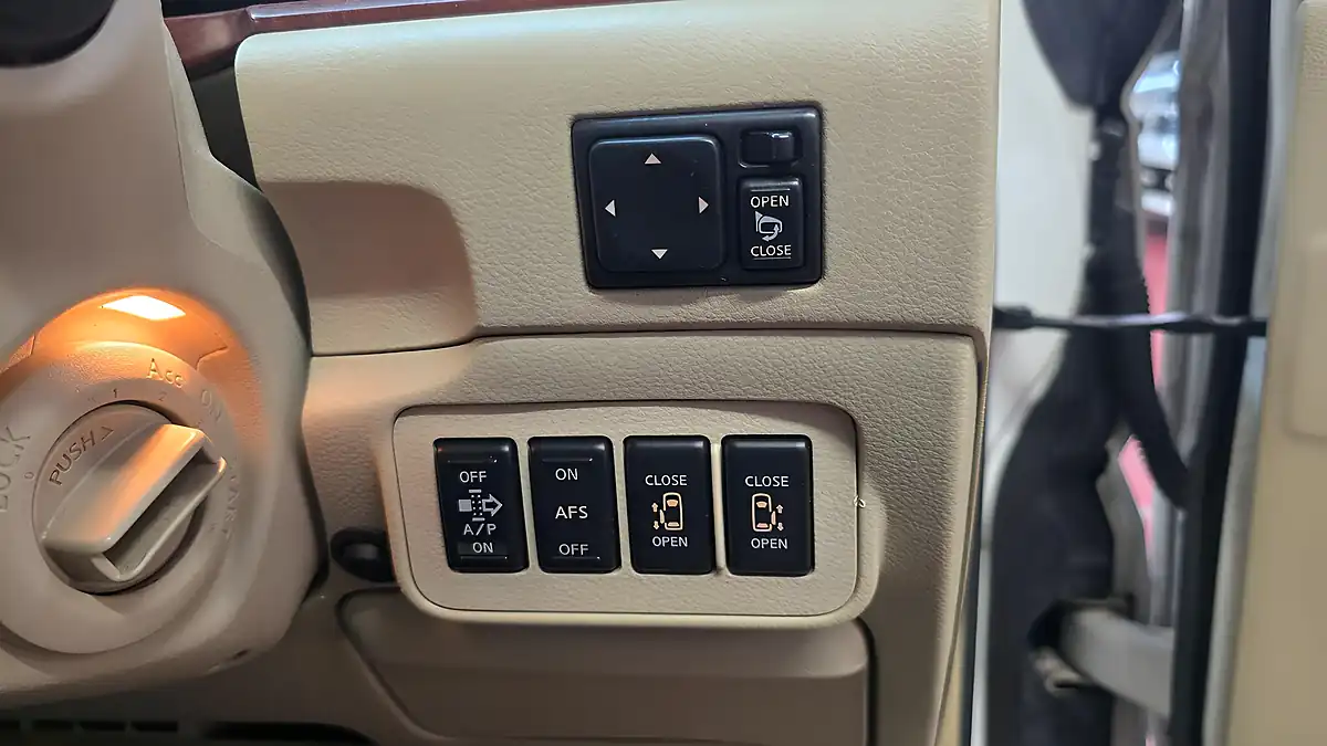 Used 2007 Nissan Elgrand E51 Xl Model Recliners Sunroof White - Interior and Exterior details 10