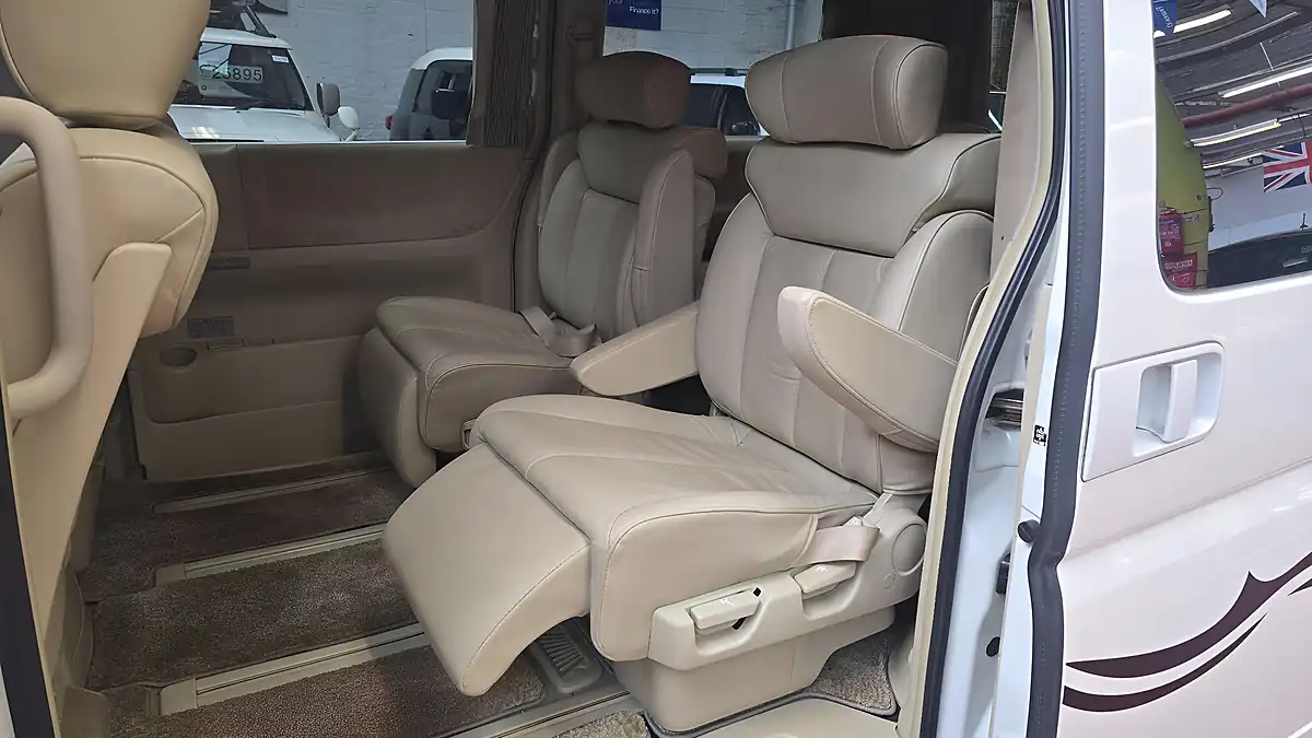 Used 2007 Nissan Elgrand E51 Xl Model Recliners Sunroof White - Interior and Exterior details 13