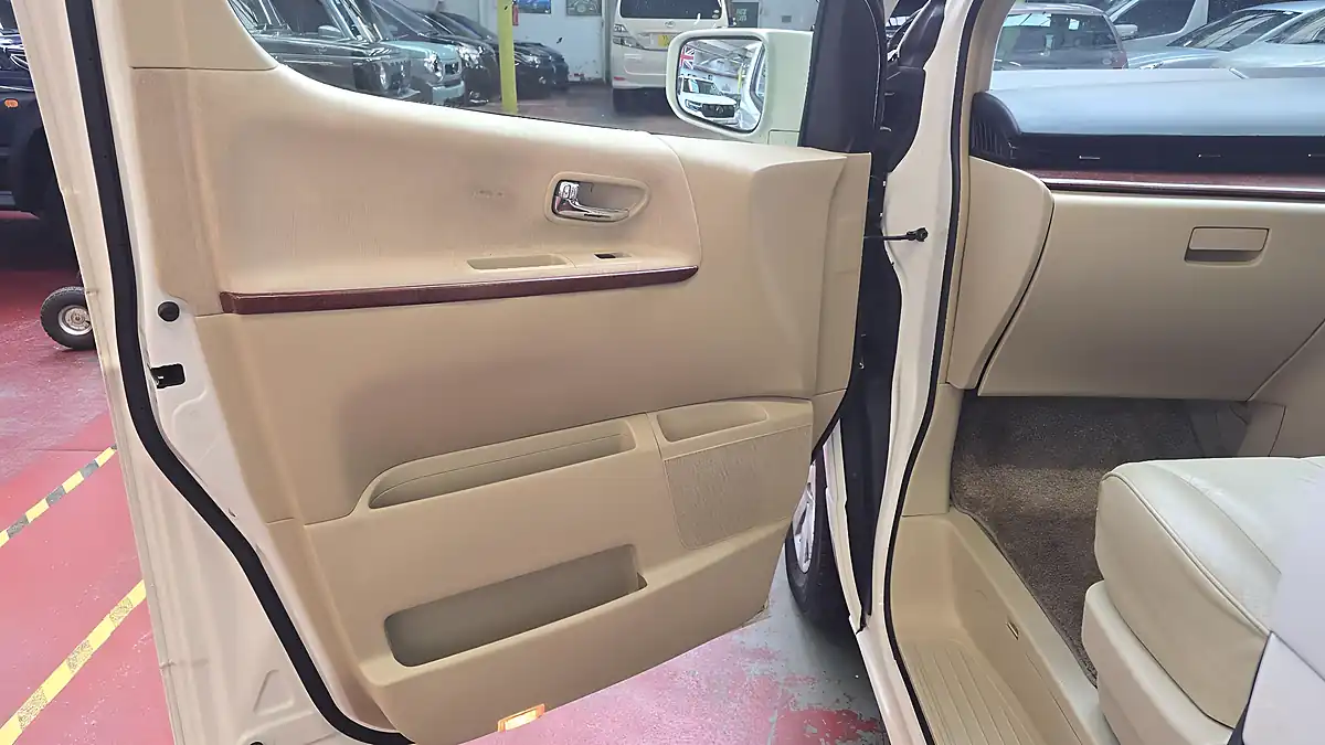 Used 2007 Nissan Elgrand E51 Xl Model Recliners Sunroof White - Interior and Exterior details 16