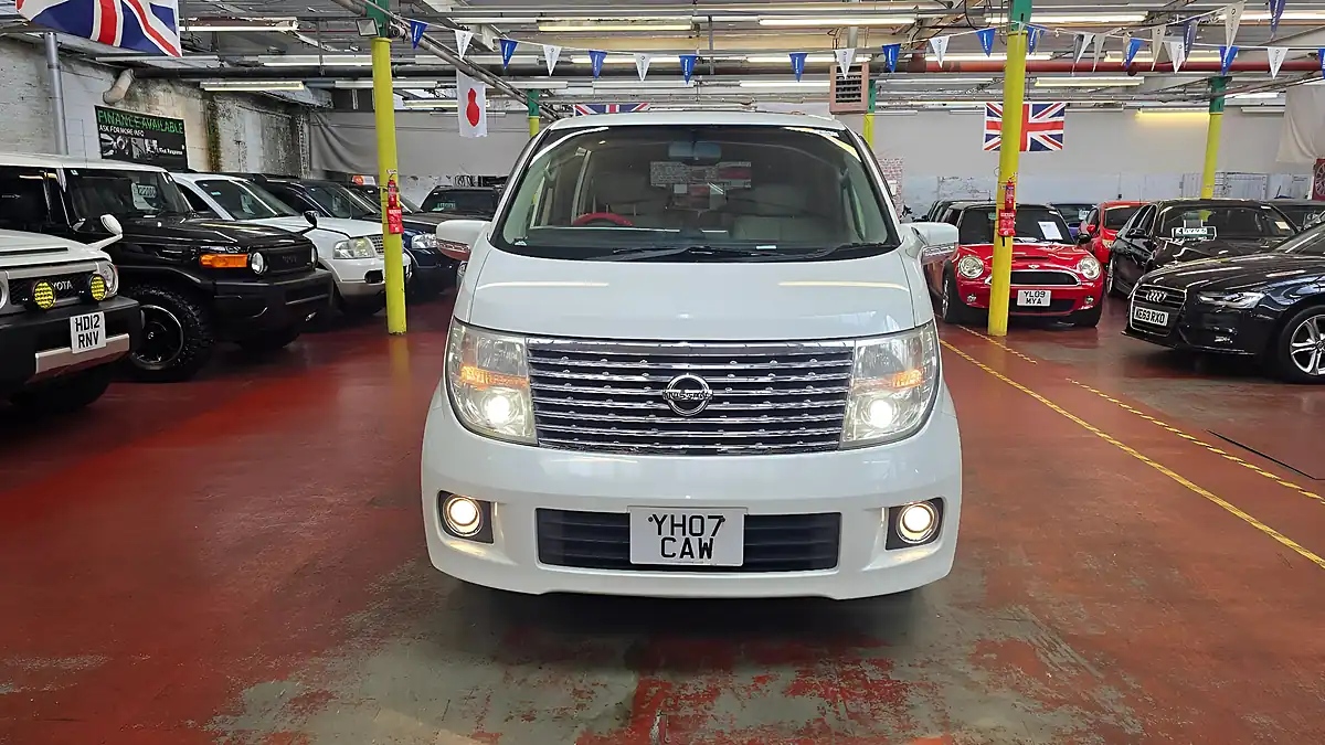 Used 2007 Nissan Elgrand E51 Xl Model Recliners Sunroof White - Interior and Exterior details 2