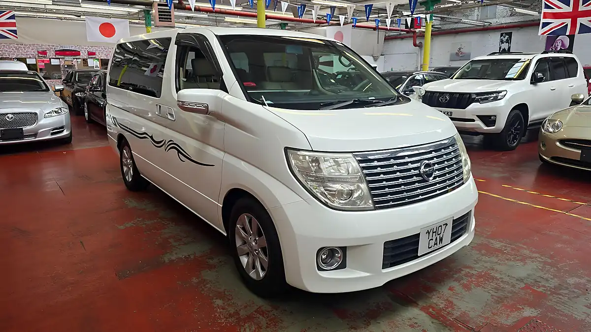 Used 2007 Nissan Elgrand E51 Xl Model Recliners Sunroof White - Interior and Exterior details 3