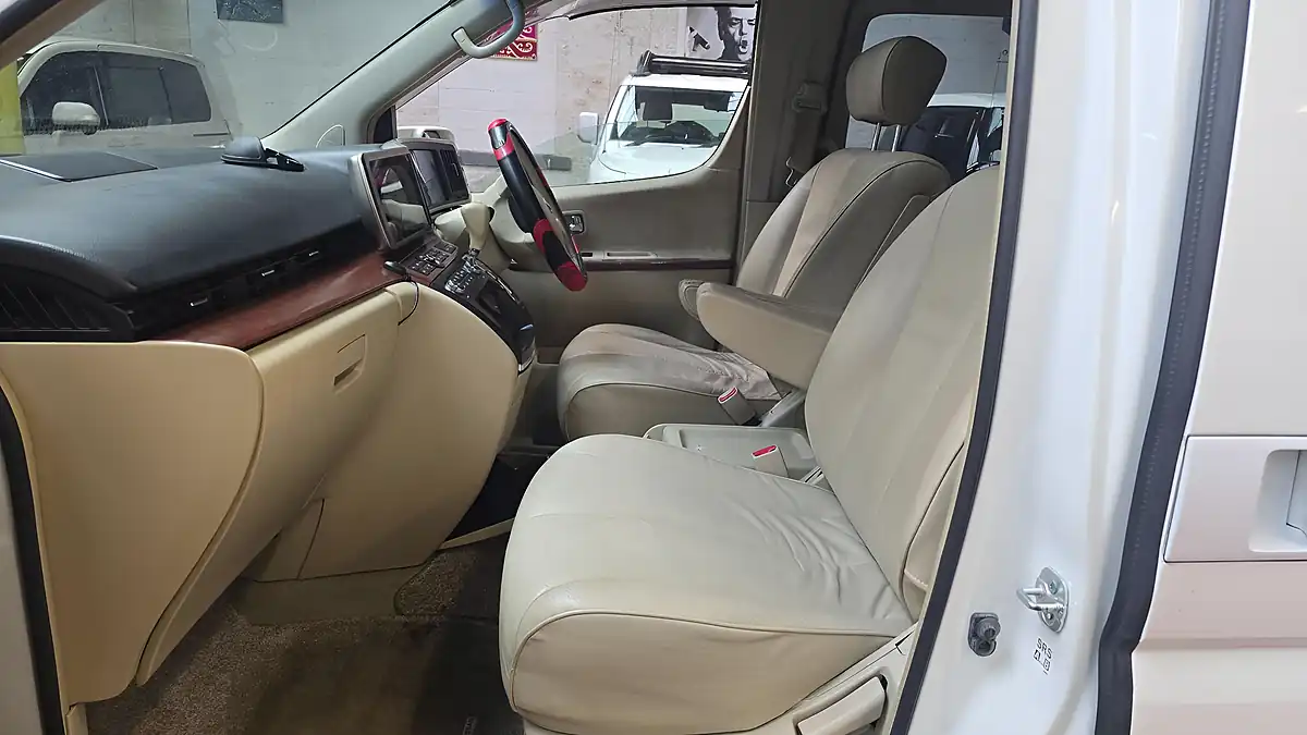 Used 2007 Nissan Elgrand E51 Xl Model Recliners Sunroof White - Interior and Exterior details 6