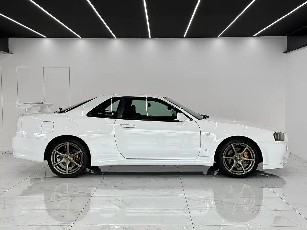 Used 2007 Nissan Skyline GT-R White - Interior and Exterior details 4