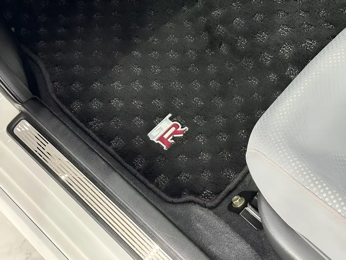 Used 2007 Nissan Skyline GT-R White - Interior and Exterior details 8