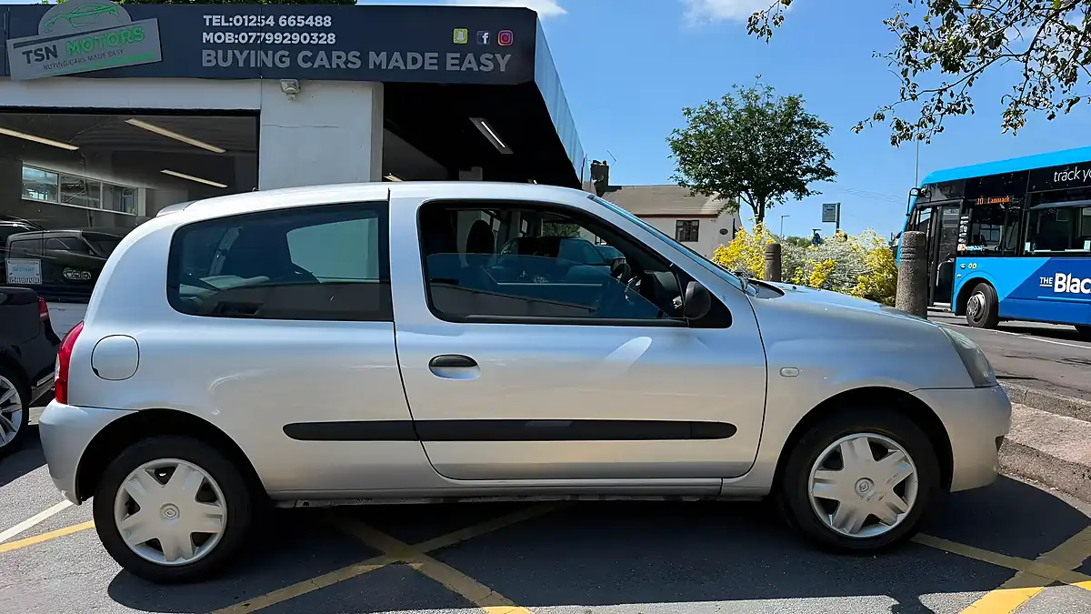 Used 2007 Renault Clio Campus Silver - Interior and Exterior details 13