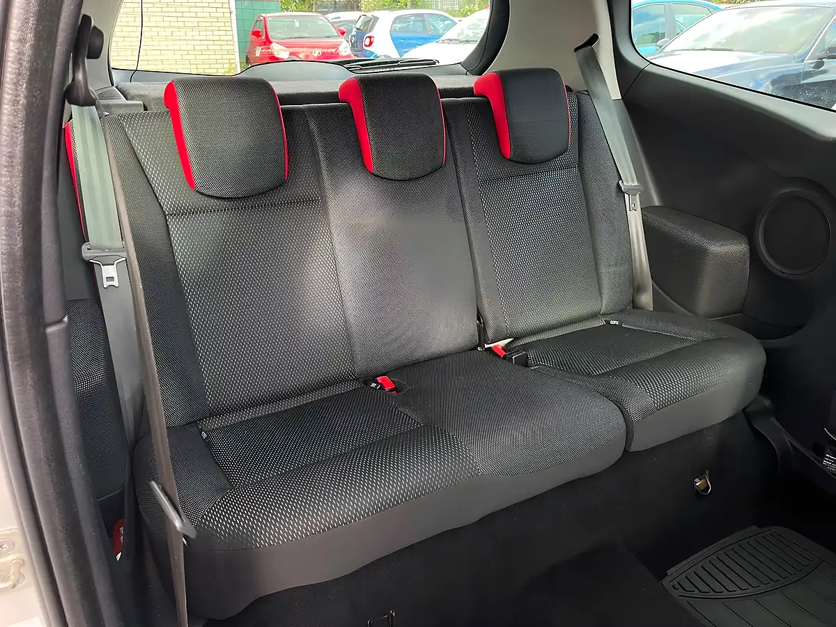 Used 2007 Renault Clio Rip Curl Silver - Interior and Exterior details 14