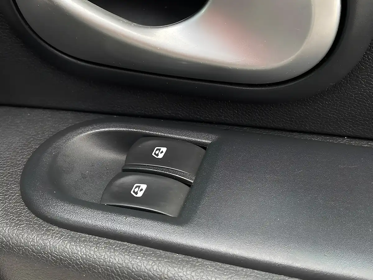 Used 2007 Renault Clio Rip Curl Silver - Interior and Exterior details 16