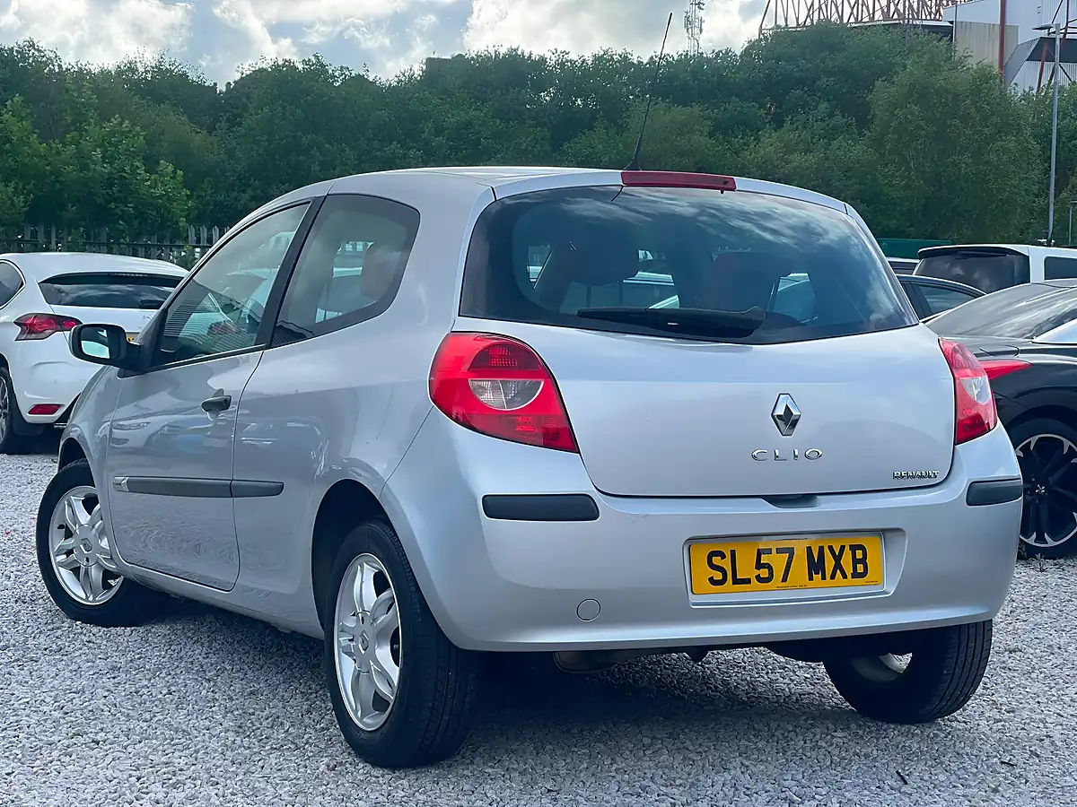 Used 2007 Renault Clio Rip Curl Silver - Interior and Exterior details 4