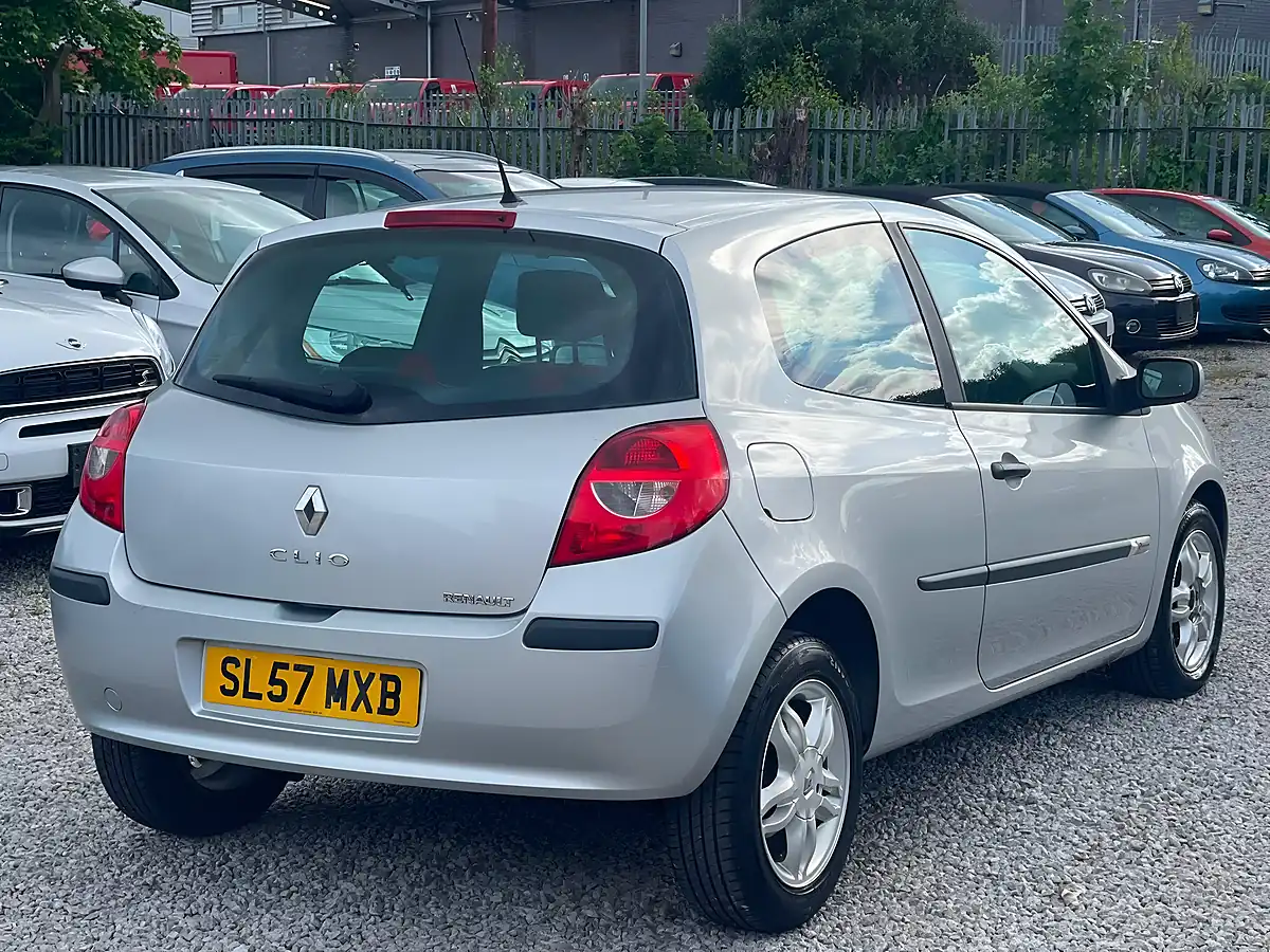 Used 2007 Renault Clio Rip Curl Silver - Interior and Exterior details 7