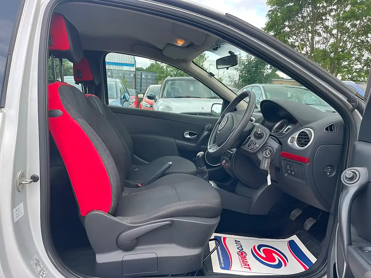 Used 2007 Renault Clio Rip Curl Silver - Interior and Exterior details 8
