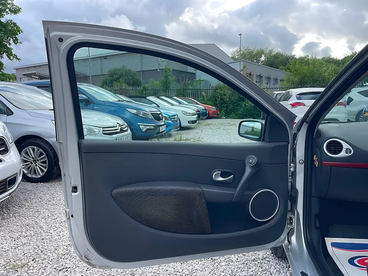 Used 2007 Renault Clio Rip Curl Silver - Interior and Exterior details 9