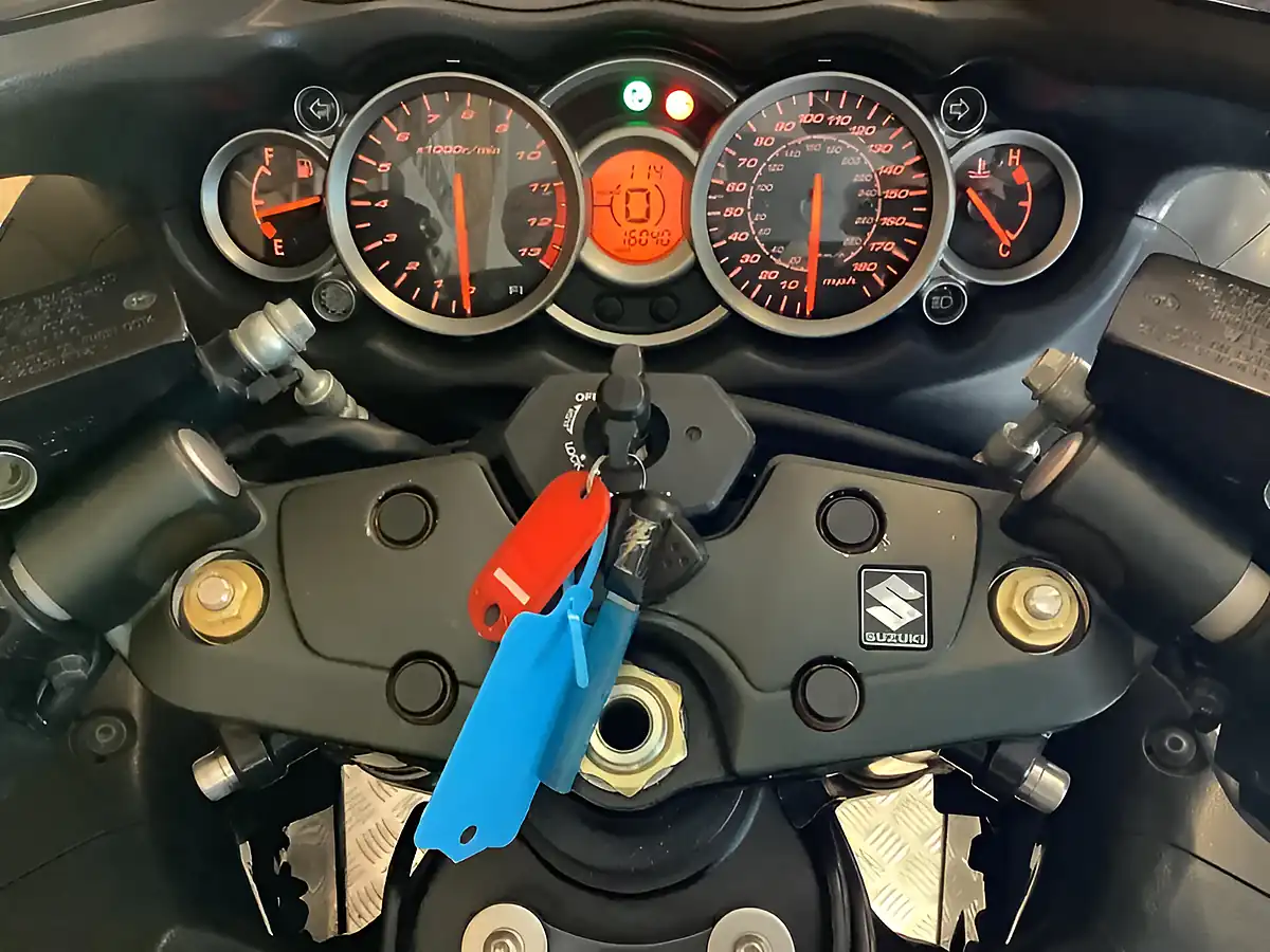 Used 2007 Suzuki Gsx Hayabusa Grey - Interior and Exterior details 7