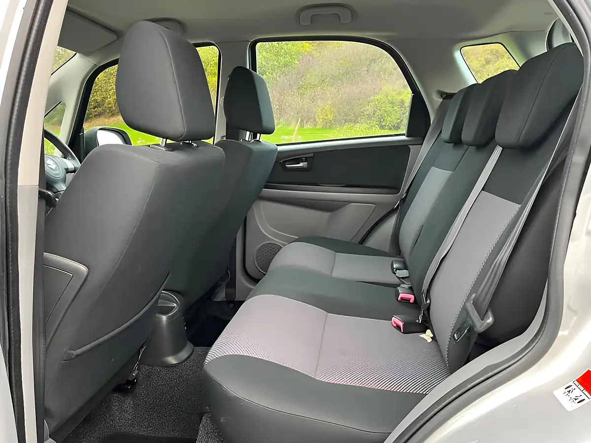 Used 2007 Suzuki SX4 Glx Silver - Interior and Exterior details 9