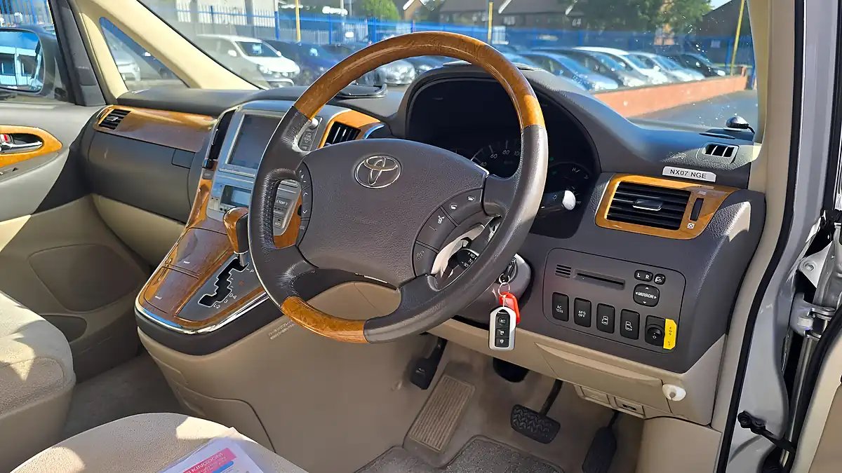 Used 2007 Toyota Alphard V Spec E Silver - Interior and Exterior details 7