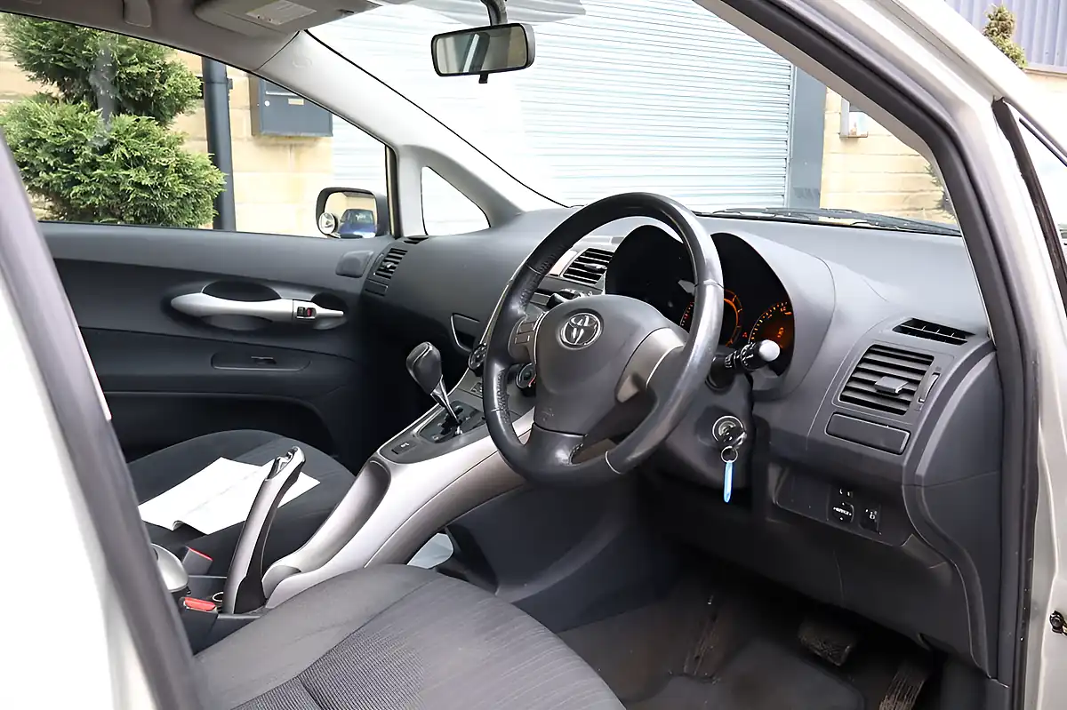 Used 2007 Toyota Auris Tr Silver - Interior and Exterior details 7