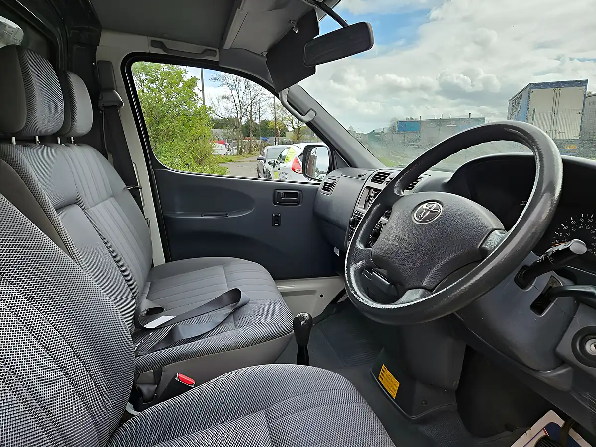 Used 2007 Toyota Hiace Lwb White - Interior and Exterior details 11