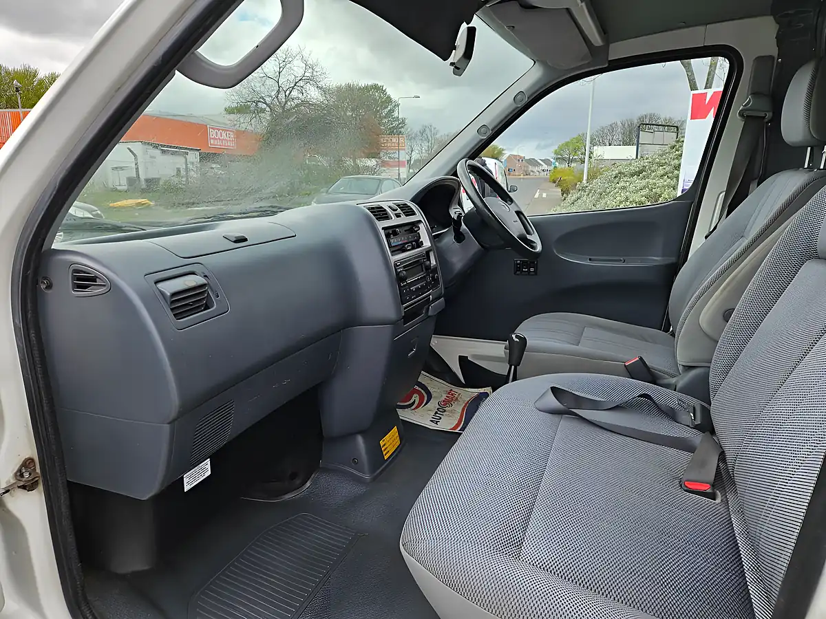 Used 2007 Toyota Hiace Lwb White - Interior and Exterior details 12