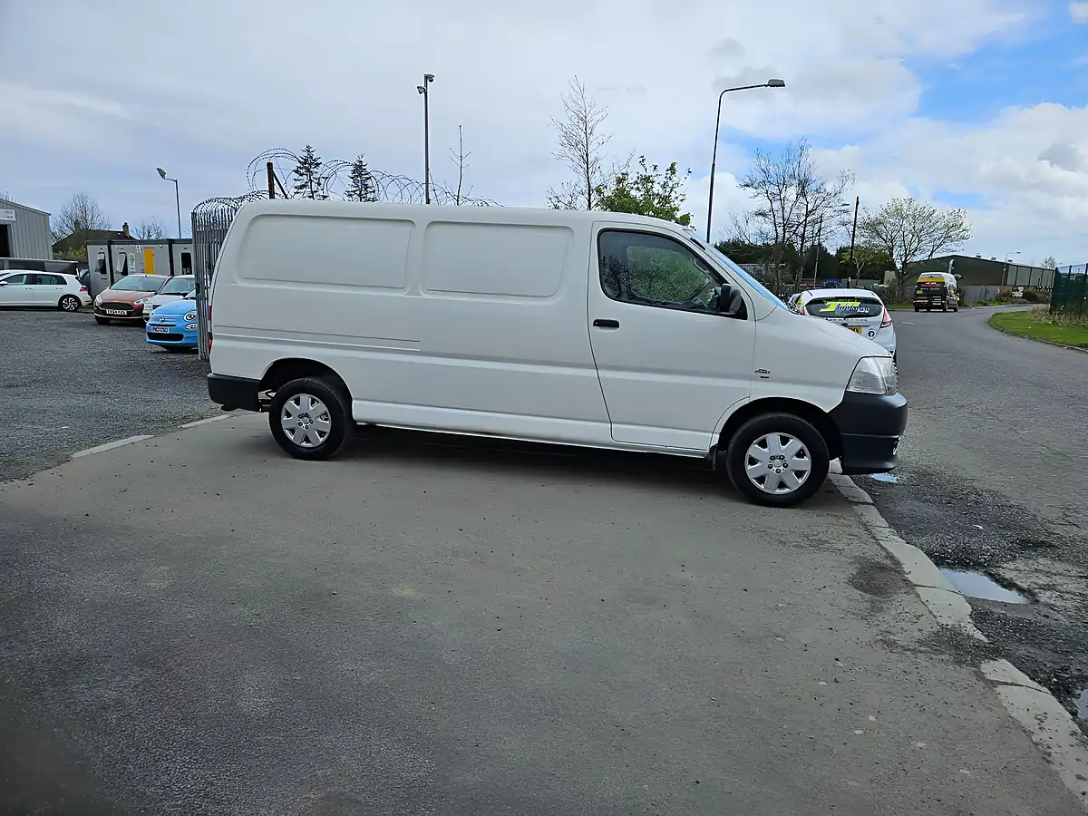Used 2007 Toyota Hiace Lwb White - Interior and Exterior details 2