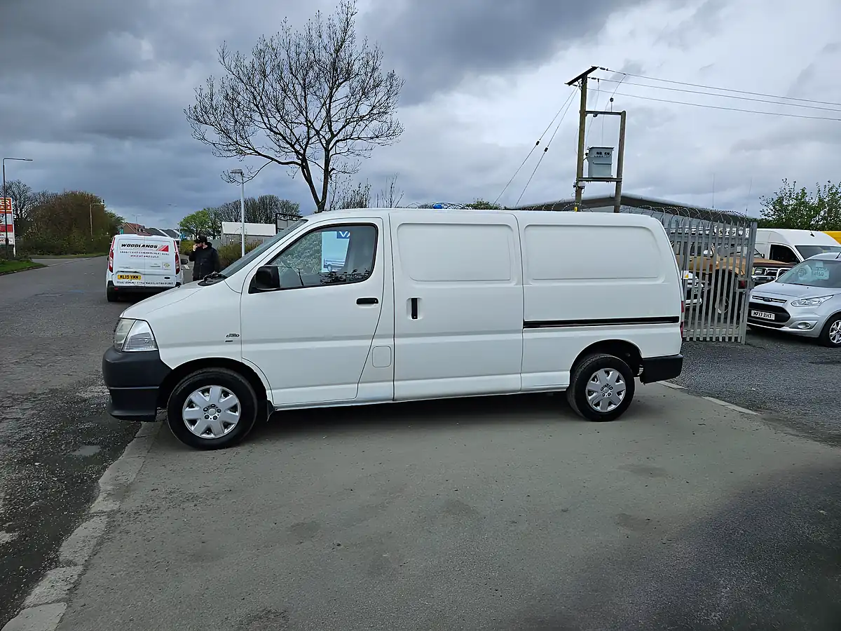 Used 2007 Toyota Hiace Lwb White - Interior and Exterior details 5