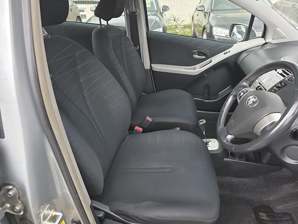 Used 2007 Toyota Yaris T Spirit Silver - Interior and Exterior details 10