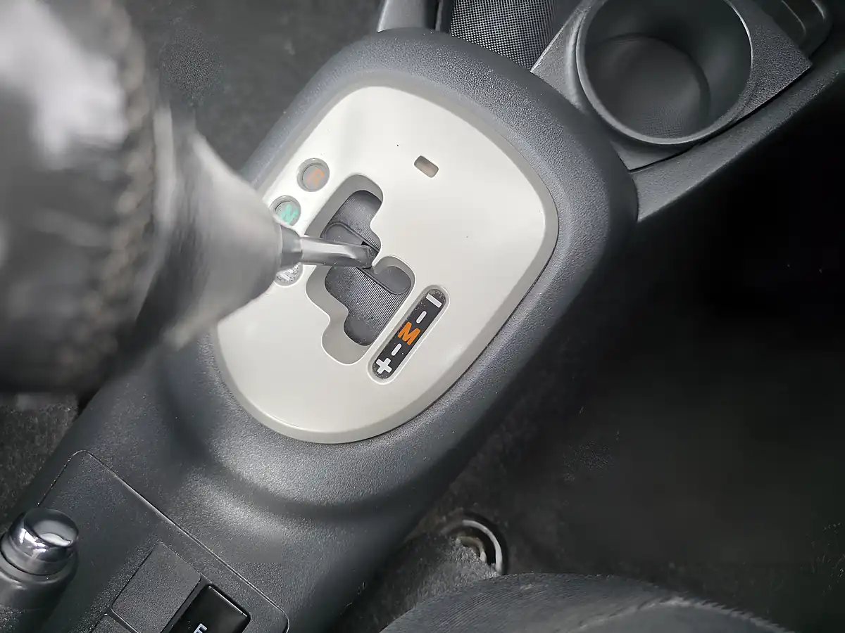 Used 2007 Toyota Yaris T Spirit Silver - Interior and Exterior details 12