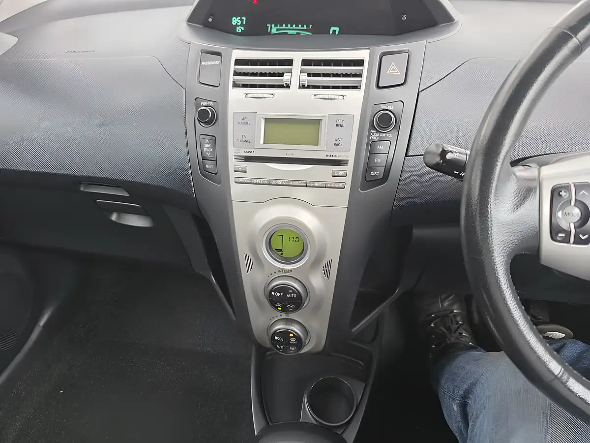 Used 2007 Toyota Yaris T Spirit Silver - Interior and Exterior details 13