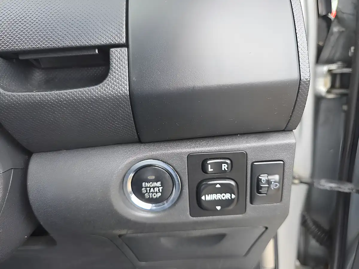 Used 2007 Toyota Yaris T Spirit Silver - Interior and Exterior details 14