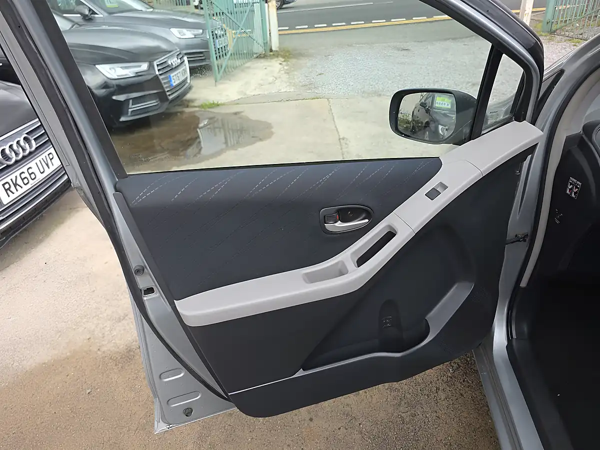 Used 2007 Toyota Yaris T Spirit Silver - Interior and Exterior details 15