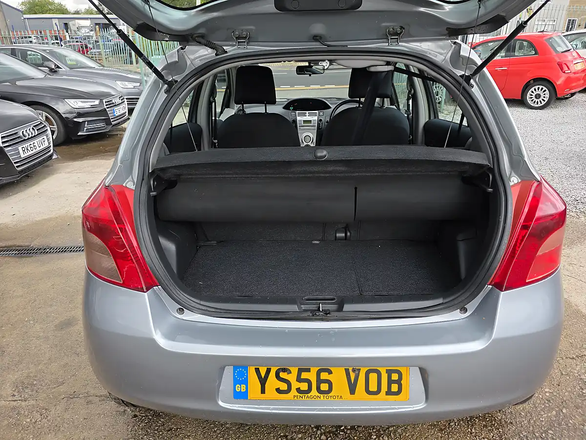 Used 2007 Toyota Yaris T Spirit Silver - Interior and Exterior details 16