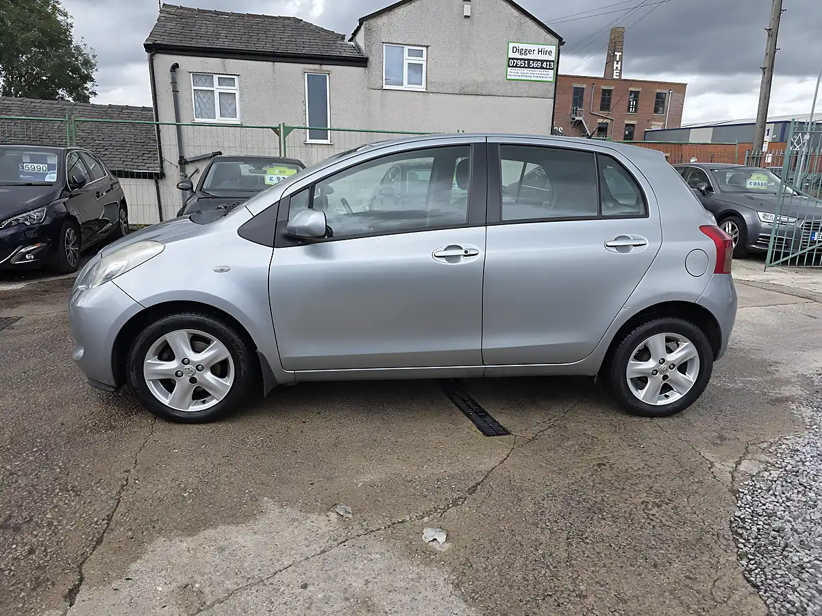 Used 2007 Toyota Yaris T Spirit Silver - Interior and Exterior details 4
